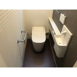 トイレをタンクレスにし、クロス・クッションフロアを張り替え、手洗いを手前に壁付けすることでスッキリとした綺麗な空間にすることができました。