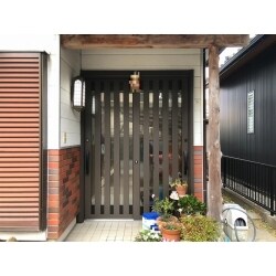 アルミ製の玄関戸が経年劣化によってアルミ特有の白い錆が発生し劣化が進んでいました。
1日で終わるリシェント工事を行い、お家のお顔でもある玄関を新しくし建物全体の印象も変わりました。
