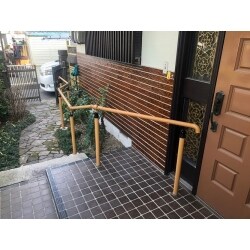 玄関近くに段差もあり、歩行の際危険もありましたが玄関から門まで続く手すりを付ける事で安全に歩行が出来る補助ができ安心して毎日を過ごせるお手伝いが出来ました。