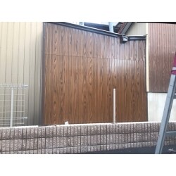 下地をしっかりと造作し、補強を行う事で安心してお使いできる仕様になり、周りの既設板金とも近似した仕上がりになり、勝手口があったのを忘れてしまうほど違和感もなく仕上げる事が出来ました。

