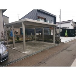 今まで十分な駐車スペースはありましたが、屋根がなかった為、冬時期には車の雪を降ろして外出しなければなりませんでした。

カーポートを設置し『冬の外出がとても楽になった』と喜んでいただいています。