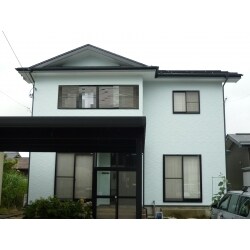 今回は新工法塗装「外壁もどーる」にて外壁塗装をしました。今まで経年変色で色落ちしてた外壁色を思い切って変え、鮮やかな水色になり明るいイメージになりました！