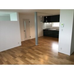 和室2部屋・台所をＬＤＫに。サンルームスペースも付け加えて内部改装をしました。
