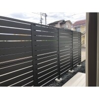 お隣さんとちょうど良い距離。フェンス設置