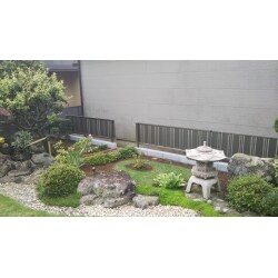 隣地境界がブロックのみだったのでフェンスを取り付ける事にしました。
フェンスはリーズナブルなものとの依頼がありました。