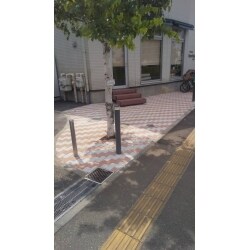 既存の人口木ウッドデッキを撤去して駐輪所を造成して欲しいとのご要望でした。
人口木ウッドデッキの残材を再利用して建物に上がる階段を付けられますか？
とのご要望にお応えし階段を設置しました。


