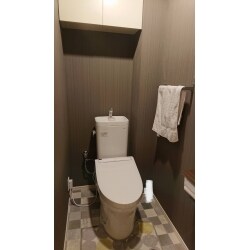 トイレ交換に加えて、クロスとクッションフロアを張替ました。全体をブラウンで統一感を出しました。一気にお洒落になりましたね！