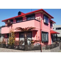 華やかなピンクの可愛らしいお家です。屋根や樋も同系色で統一感があります。女子力もあがりそうですね。