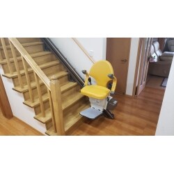 足が不自由でも2階の寝室でちゃんと寝たいとのお施主様のご希望。
電動昇降機を設置。

介護保険適応商品