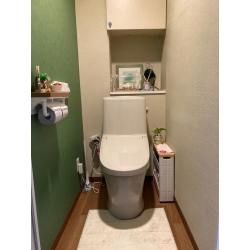 内装にこだわったトイレは、奥様お気に入りの壁紙で明るく可愛らしい空間に。毎日使うのが楽しみになる、お気に入りの場所になりました。