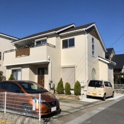 屋根を張り替えると金額が大きくなってしまうので、重ね張りを提案させて頂きました。それにより安価に、安心できる塗装工事を実現させることができました。