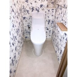 トイレ・洗面室は異なるパターンの花柄クロスを採用。印象の強いクロスをあえて壁面全体に採用し、華やかで高級感のある空間を演出しました。