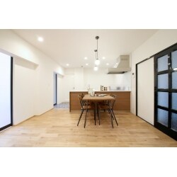 壁付けのキッチンでしたが、対面式のキッチンへ変更しました。キッチンを囲うように壁もありましたが、取り払い一つのLDKとなりました。廊下からリビング、リビングからキッチンと大きな段差のあるお部屋でした。生活のしやすさを考えて段差をなくすため廊下に合わせて床を上げました。