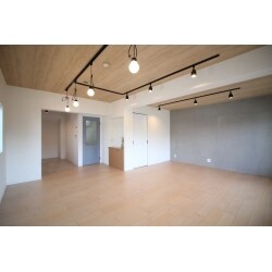 LDと和室をつなげて一つの大きなLDKに。
木目を基調にしナチュラルテイストに仕上げました。