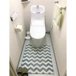 トイレの色はホワイトを選び、明るい空間に。
床のクッションフロアの張替え、ソフト巾木の交換も実施し、交換後のトイレに合うようにしました。