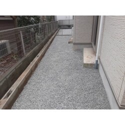 雑草が生えてこないために、防草シートを用いて砂利を敷いた