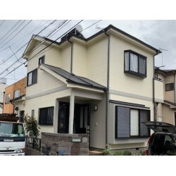 外壁はラジカル制御塗料のダイナミクＴＯＰ、屋根は遮熱塗料のアレスクールSi２液で塗装させて頂きました。
