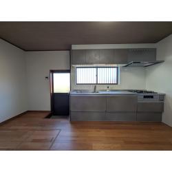 キッチンをシステムキッチンに入れ替えしました。
内装も模様替えして落ち着いた雰囲気に仕上げています。