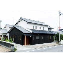 増築していた2階部分を減築し建築当初の姿に。黒と白が美しいモダンな外観に生まれ変わりました。
