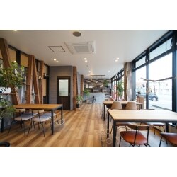 不動産店舗のリニューアルです。
落ち着いたカフェのような空間で新しい物件探しが出来ます。