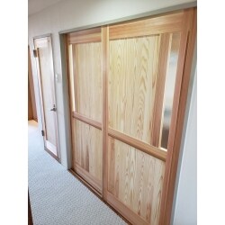 中古マンションの無垢リノベーションです。
水回りを一新し扉を無垢材で製作しています。
