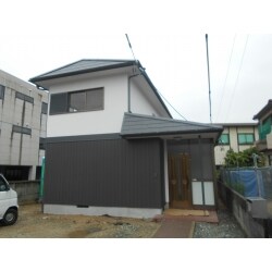 中古住宅のリノベーションです。
減築し駐車場を確保、水回り、内装を一新しています。