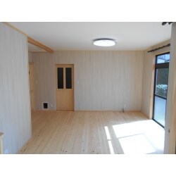 三世代が同居するリフォームです。
廊下部分を取り込んだ広々、リビングにセパレートタイプの対面キッチンを設置。
寒さ対策で内窓も設置した。あったか三世代同居無垢リノベーションです。