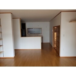 中古住宅のリノベーションです。
大切に住まわれた手入れの行き届いたお家。
そのままでも十分綺麗なお家ですが、新たな家庭の生活スタイルに合わせて
水回りを中心にリノベーションしました。