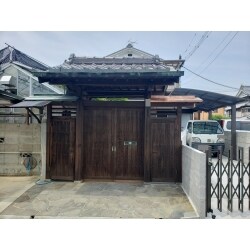 数寄屋門の塗装、一部復元をしました。
重厚な門構え。歴史を感じます。