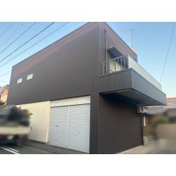 長年悩まれていた雨漏りへの対策として屋上防水を行い、外壁には既存の外壁を活かしたSGLカラー鋼板によるカバー工事を施工しました。
建物の今後を考え、必要以上に大掛かりな工事をするのではなく、状態を確認しながら必要な範囲を見極めて改修しています。
外壁は落ち着いたダークカラーを採用し、雨風から建物を守る性能を高めるとともに、経年による汚れや劣化が目立っていた外観もすっきりとした印象へ一新しました。
お客様からも、長年の雨漏りや安全面の問題が解決し、建物の外観もきれいになったとお喜びの声をいただきました。