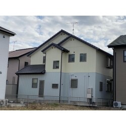 サイディングとトタンの2種類の外壁。
サイディング（2階部分）にはシリコン
トタン（1階部分）にはフッ素を使用し塗装しました。