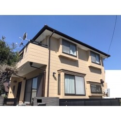 経年劣化と雨だれによる汚れがありましたが、人気色のベージュに生まれ変わり綺麗になりました。
爽やかな温かみがあり、幅広い世代の方に人気のお色です。