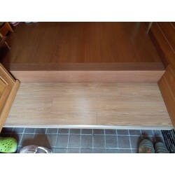 長年使っていた上り框（かまち）がボロボロになってしまったとご相談を受け、新品にリフォーム。
玄関先でのおしゃべりの際、安心して座って頂けます。