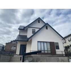 経年劣化と塗膜剥がれが目立ち、とてもきになっていらっしゃったお客様。
ホワイトの外壁にすることでとても綺麗にすっきりした見た目に変わりました。