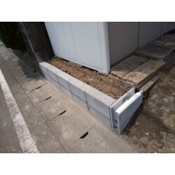 崩れていたコンクリート塀を補修、補強