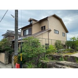経年劣化により、塗膜剥がれていました。
お隣に家が建っていないため余計に目立つ結果になり、塗装のご依頼頂きました。
出来上がりはとても綺麗になり、周りに馴染む落ち着いた色になりました。