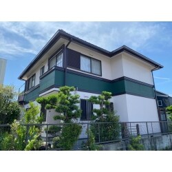 チラシで見て弊社を知って頂き、電話対応の良さで決めていただきました。
1階と2階の間の色を変えることで引き締まった色になりました。
遮熱シリコンで塗装したので、暑い日でも部屋の中で快適に過ごせます。