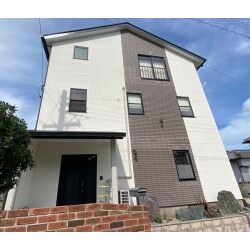 色味はお客様の意向によりツートンカラーに仕上げました。
当店でもオススメNO.1の断熱ガイナの塗料を使わせていただきました。この塗料は断熱性にとても優れており、遮熱効果もありますので涼しく温かい省エネな暮らしになります！