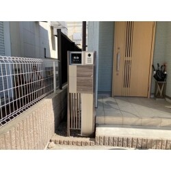 玄関の雰囲気に合わせて木目調門柱にしました。表札がなかったので新しく東京七宝サインで作り、インターホンも新しく交換しました。
質感で主張するさりげない存在感でお家を引き立てる、落ち着いたモダンなイメージになりました。
