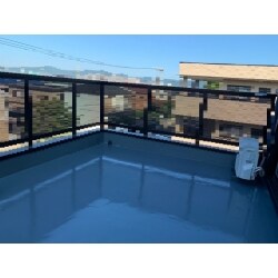 防水塗装工事は、雨水がバルコニー内部のコンクリートや木に染み込んだり、バルコニーに接している壁や天井の雨漏り発生を防ぎます。家を長持ちさせるためにとても重要な工事の１つです。