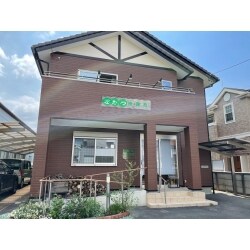 白色だった外壁から落ちついた茶色に塗り替えをしました。
色をガラリと変えたことで雰囲気が変わり新築のように美しくなりました。
セルフクリーニング効果のある超低汚染リファインの塗料を使っていますので、雨で外壁も綺麗にしてくれます。