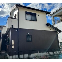 一階と二階で色を変えてツートンカラーのお家に変身しました。ツートンカラーにすることで、ガラリと違った雰囲気になりました。二色のメリハリが付きオシャレな外壁になりました。