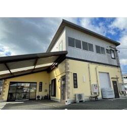 こちらは一階部分と屋根を塗装しました。経年劣化で汚れやサビがありましたが、美しく変身しました。
黄色がとても明るい雰囲気になり素敵です。

