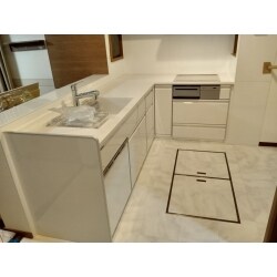 真っ白でシンプルなキッチンに仕上がりました。
白色がキッチンを明るくしてくれて、楽しく料理ができそうですね。