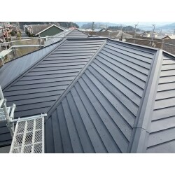 カバー工法にて施工。カバー工法は、張替に比べるとコスパがとてもよく施工期間も短いためとてもお勧めの施工です。屋根をはがさず既存の屋根の上から張っていく工程になるので屋根の処分費がかからない＋ゴミが出ないのでとてもエコです。