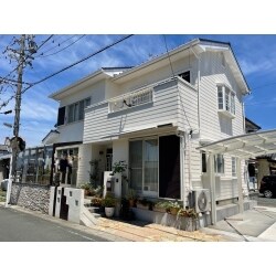 真っ白な塗装をして海外のお家みたいなホワイトハウスに生まれ変わりました。
スーパーセランフレックスという某有名スタジアムでも使われている塗料で機能がとても優秀なので長期にわたって外観の美観を保ってくれます。