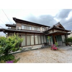 日本のお家ならではのこちらのお家は軒天の部分の木の劣化による色落ちがありましたが、塗装によって色を取り戻し木部が明るくなりました。とても美しい外観に変身しました。
