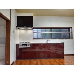 赤いキッチンが際立つ！とても素敵なキッチンになりました。収納もたくさんあり使いやすそうですね！！