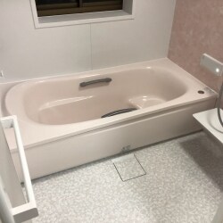浴室の工事をしました。ポイントカラーの色がとても可愛く暖かみのあるお風呂に変身しました。浴槽に手摺が付いており出入りがとても安全になりました。腰掛ができる部分もあり、ゆったりした時間を過ごせそうですね。