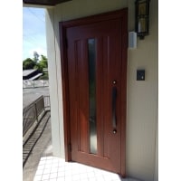 昼間でも暗かった玄関が明るくなりました!